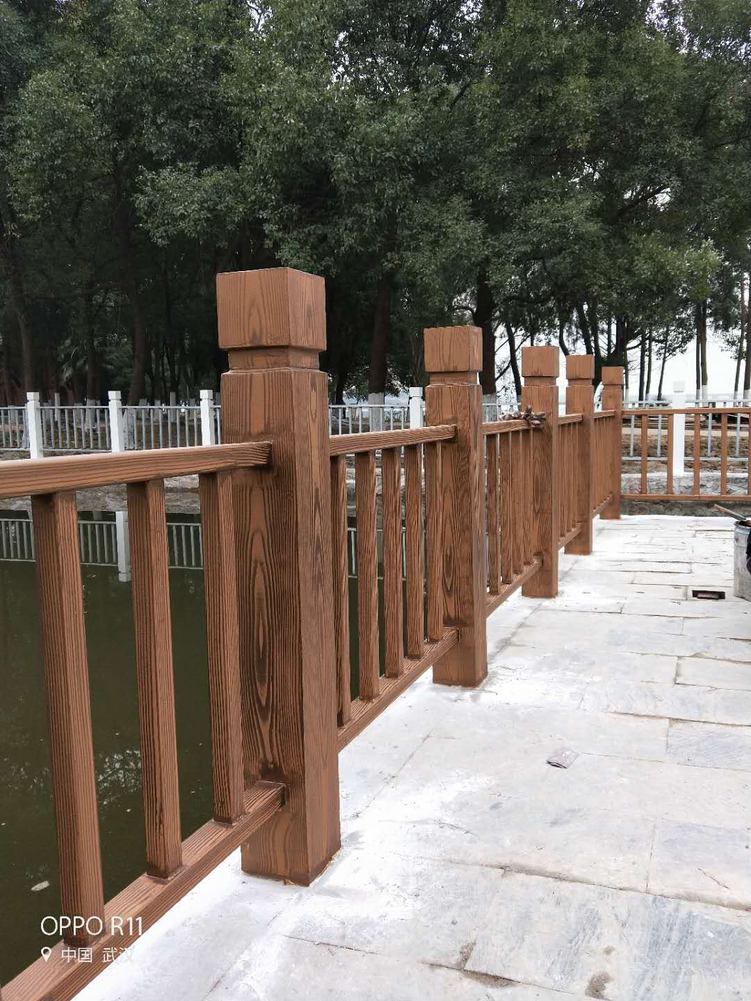 通州河道护栏木纹漆施工项目